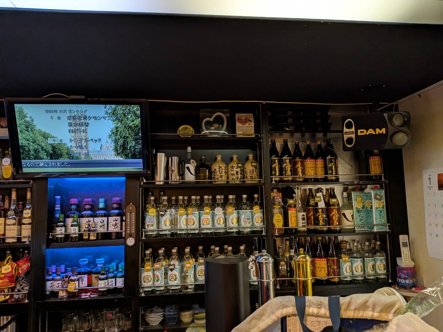 カウンターとボトル棚